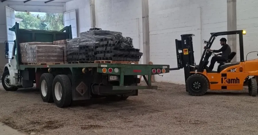 Montacargas propio de DAGO cargando material en el camión, dentro del almacén de Zacatelco.